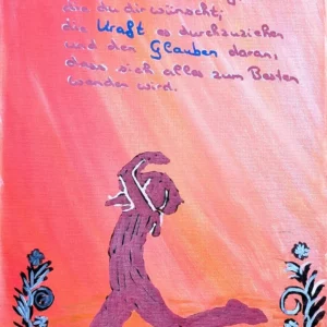 Ein Gemälde zeigt eine kniende Figur in strukturiertem Stil auf einem rosa-roten Hintergrund. Blauer handgeschriebener deutscher Text und dekorative Blumenmuster zieren die Leinwand. Unten steht die Signatur „Maria Jabitha Weise“.