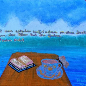 Ein Gemälde zeigt einen Holztisch mit einem aufgeschlagenen Buch und einer Teetasse. Im Hintergrund trifft ein blauer Himmel auf Bergsilhouetten. Über dem Himmel erscheint deutscher Text: „Sei nun wieder zufrieden, meine Seele, denn der Herr hat dir Gutes getan. Psalm 11,6-7.“.