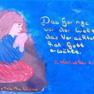 Ein lebendiges Gemälde auf blauem Hintergrund mit einer Person im Profil in Rot- und Rosatönen. Der deutsche Text lautet: „Gott hat das Niedrige und Verachtete dieser Welt erwählt“ (1. Korinther 1,28). Künstlersignatur unten links.