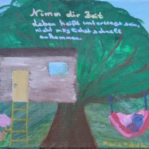 Ein Gemälde eines Baumhauses mit einer gelben Leiter und einer Person, die in einer rosa Hängematte unter einem großen grünen Baum liegt. Der deutsche Text lautet: „Nimm dir Zeit, denn hetzen bringt nicht schnell an.“ Heller Himmel und Boden mit kleinen Tieren in der Nähe.