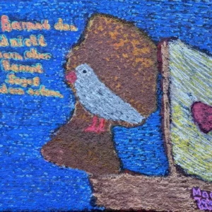 Ein strukturiertes Gemälde mit einem Vogel auf einer gewölbten Oberfläche vor blauem Hintergrund. Rechts eine gelbe Flagge mit Herz. Der Text lautet: „Du kannst den Wind nicht ändern, aber die Segel anders setzen.“ Signiert „Mano Fotos“.