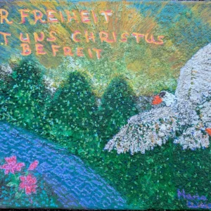 Ein strukturiertes Gemälde zeigt eine weiße Taube, die über einer Landschaft mit Bäumen und einem Fluss fliegt. Rosa Blumen säumen das Flussufer. Darüber steht der deutsche Satz: „ZUR FREIHEIT HAT UNS CHRISTUS BEFREIT.“.