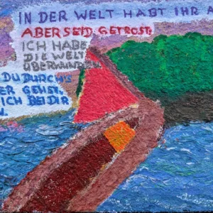 Ein farbenfrohes Wandgemälde zeigt einen Weg zwischen blauem Wasser und grünem Land mit einer strahlenden Sonne und einem weißen Vogel darüber. Der deutsche Text lautet: „In der Welt habt ihr Angst, aber seid getrost, ich habe die Welt überwunden.“ und „Wenn du durch Wasser gehst, werde ich bei dir sein.“.