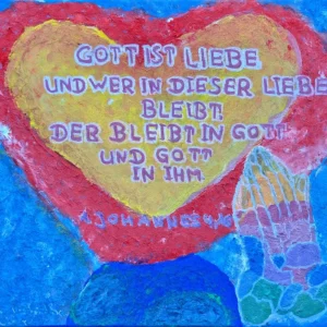 Ein farbenfrohes Gemälde mit einem großen Herzen und einem deutschen Text über Liebe und Gott. Unter dem Text befinden sich zwei betende Hände und abstrakte Formen in leuchtenden Farben auf blauem Hintergrund.