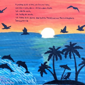 Ein lebendiges Gemälde eines Sonnenuntergangs über dem Meer mit Palmen und Vogelsilhouetten. Links brechen Wellen, zwischen zwei Bäumen ist eine Hängematte aufgespannt. Am Himmel steht der deutsche Text aus Jesaja 41,10.