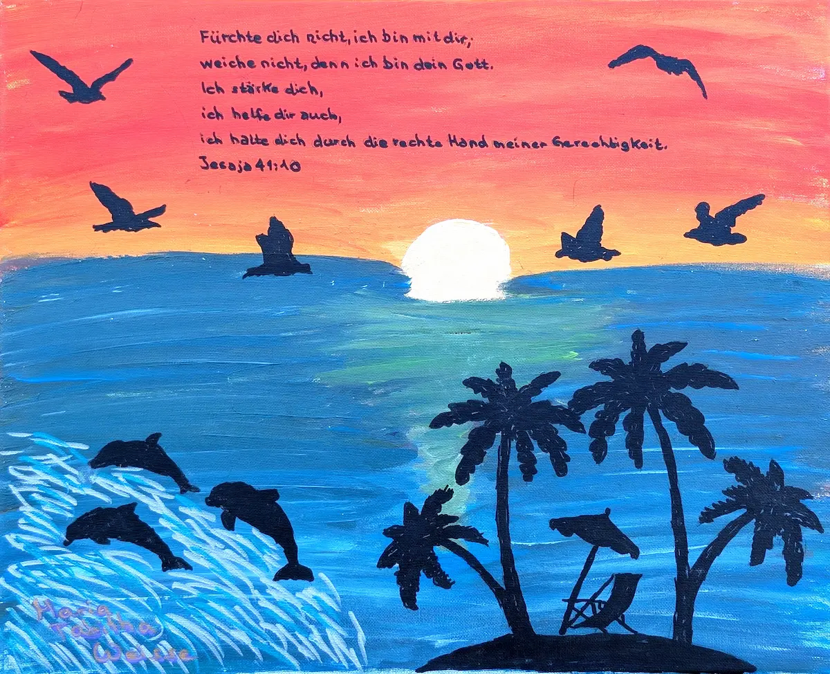 Ein lebendiges Gemälde eines Sonnenuntergangs über dem Meer mit Palmen und Vogelsilhouetten. Links brechen Wellen, zwischen zwei Bäumen ist eine Hängematte aufgespannt. Am Himmel steht der deutsche Text aus Jesaja 41,10.