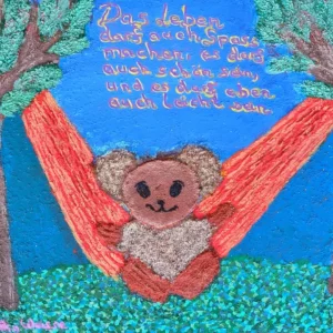 Ein süßer Bär mit roten Wangen sitzt zufrieden in einer orangefarbenen Hängematte zwischen zwei Bäumen vor einem strahlend blauen Himmel. Der deutsche Text oben lautet: „Das Leben darf auch Spaß machen; es darf auch schön sein, und es darf eben auch leicht sein.“.