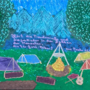 Ein farbenfrohes Gemälde zeigt einen Campingplatz mit mehreren Zelten um ein helles Lagerfeuer. Bäume säumen den Platz, im Hintergrund geht ein Wald in den blauen Himmel über. Oben ist deutlich sichtbar deutscher Text zu lesen.