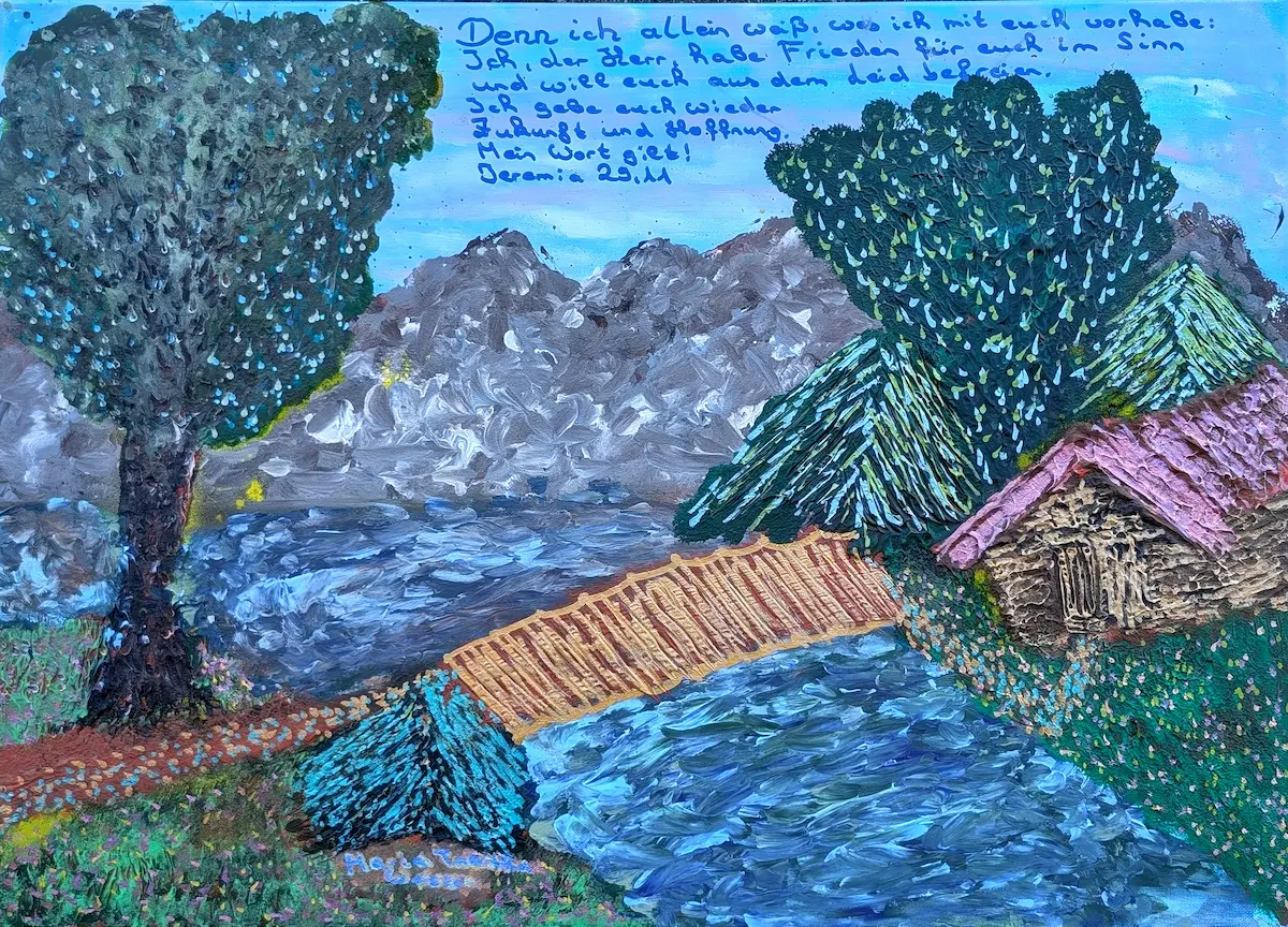 Ein strukturiertes Gemälde zeigt eine Holzbrücke über einen Fluss, die zu einer Hütte führt. Hohe Bäume stehen auf beiden Seiten, im Hintergrund sind Berge zu sehen. Darüber steht ein deutscher Text mit Bezug auf Jeremia 29,11.