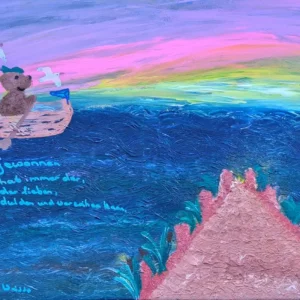 Ein farbenfrohes Gemälde zeigt einen Bären in einem kleinen Boot auf einem strukturierten Meer, der eine Pfeife hält. Der Himmel ist in Rosa, Lila und Gelb gehalten. Auf dem Wasser ist deutscher Text geschrieben. Im Vordergrund führt ein Pfad durch Gras zum Wasser.