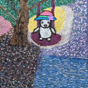Ein Pinguin mit buntem Hut und Blume schwingt verspielt über dem Meer, umgeben von blühenden Blumen unter einem Baum. Produkt: „Träume nicht dein Leben – lebe deinen Traum. Pinguin schaukelt über das Meer.“.