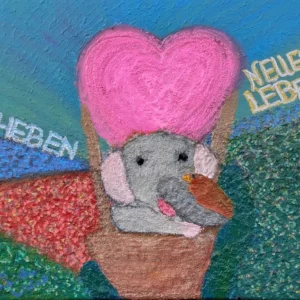 Ein skurriles Gemälde zeigt einen Elefanten in einem rosafarbenen, herzförmigen Heißluftballon, der einen Vogel hält. Auf der einen Seite steht „Abheben“ und auf der anderen „Neues Leben“, vor dem Hintergrund einer lebendigen Landschaft.