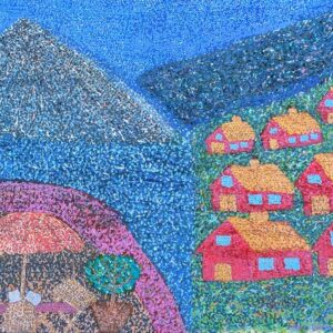 In „Gelassenheit“ zeigt ein lebendiges Mosaik eine Berglandschaft mit roten Häusern, grünen Feldern und blauem Himmel. Im Vordergrund sitzt ein Paar unter einem orangefarbenen Sonnenschirm an einem mit einer rosa Tischdecke geschmückten Tisch, umgeben von stilisierten Bäumen.