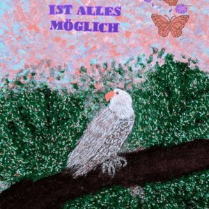 Ein weißer Vogel mit pfirsichfarbenem Schnabel sitzt auf einem Ast vor einem grün-rosa Hintergrund, umgeben von Schmetterlingen und lila Blumen. Oben ist in Lila der Satz „MIT GOTT IST ALLES MÖGLICH“ zu sehen.