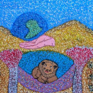 „Geborgen in Gottes Hand“ zeigt ein farbenfrohes Perlenmosaik mit einem lächelnden Bären in einer Hängematte zwischen roten Bäumen, vor dem Hintergrund strukturierter goldener Hügel, eines blauen Himmels und abstrakter Sonnen- und Mondformen.