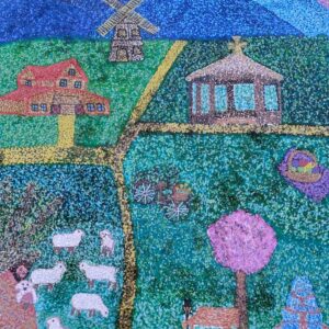Ein farbenfrohes Mosaik zeigt eine ländliche Szene mit einer Windmühle, Häusern, Feldern, Schafen, einem rosa Baum und Bergen im Hintergrund. Wege durchziehen die Landschaft, und in der oberen rechten Ecke ist ein kleines Boot auf dem Wasser zu sehen.