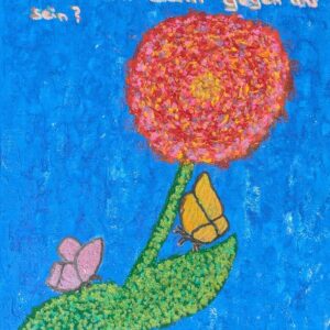 Ein strukturiertes Gemälde einer großen Blume mit rosa Blütenblättern und einem Schmetterling auf einem grünen Stiel vor blauem Hintergrund. Der deutsche Text lautet: „Wenn Gott für uns ist, wer kann dann gegen uns sein?“.