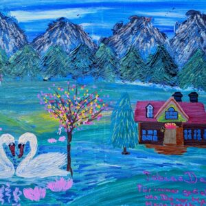 Ein farbenfrohes Gemälde zeigt zwei Schwäne auf einem Teich, umgeben von rosa Blumen, in der Nähe einer Hütte. Dahinter ragen Bäume und schneebedeckte Berge vor einem blauen Himmel empor. Am unteren Rand des Gemäldes befindet sich ein Text in dekorativer Schrift.
