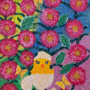 „Neues Leben“ ist ein strukturiertes, farbenfrohes Gemälde, das ein süßes gelbes Küken zwischen leuchtend rosa Blumen und grünen Blättern zeigt, vor einem blau und gelb gesprenkelten Hintergrund mit kleinen gelben Schmetterlingen.