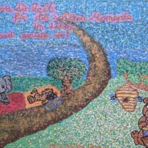 Das Kunstwerk „Nimm dir Zeit“ zeigt eine lebendige pointillistische Szene eines Bären, der an einem Bienenstock liest, und eines Koalas mit einem Picknickkorb, mit dem deutschen Satz: „Nimm dir Zeit für die schönen Momente im Leben und genieße sie!“.