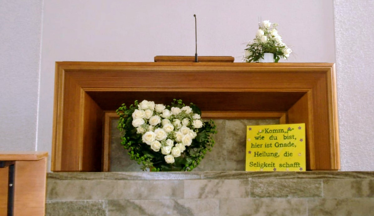 Blumengesteck zu einem Entschlafengottesdienst der neuapostolischen Kirche