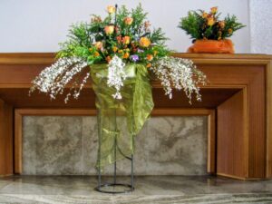 Buntes Blumengesteck für ein Festgottesdienst
