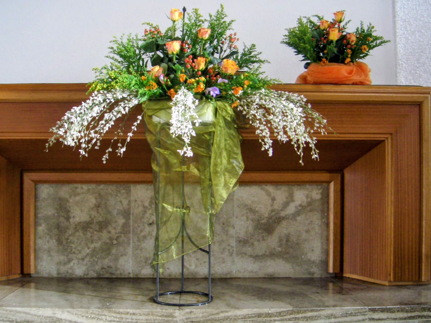 Buntes Blumengesteck für ein Festgottesdienst