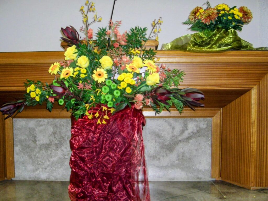Blumengesteck zu einem Festgottesdienst