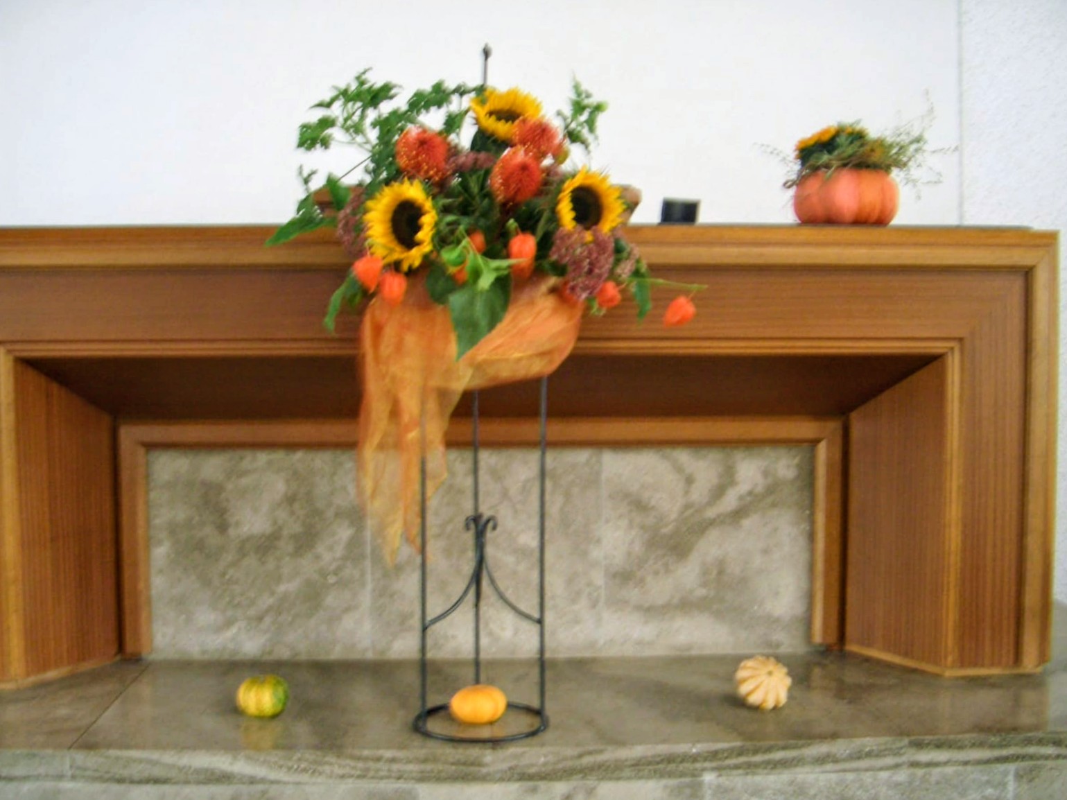 Altargesteck aus Blumen Herbstlich