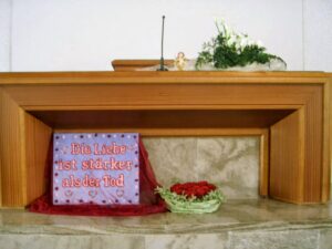 Blumengesteck zu einem Totensonntag in einer Kirche